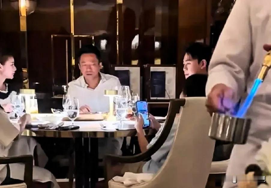 汪小菲带俩娃吃顿饭花好几千，女儿规矩儿子低头玩手机，这日子过得有意思
最近网上有