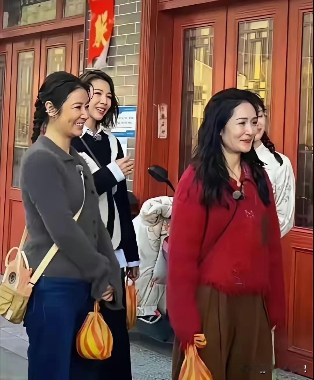 两位明星姐姐，衣品还是很接近的。