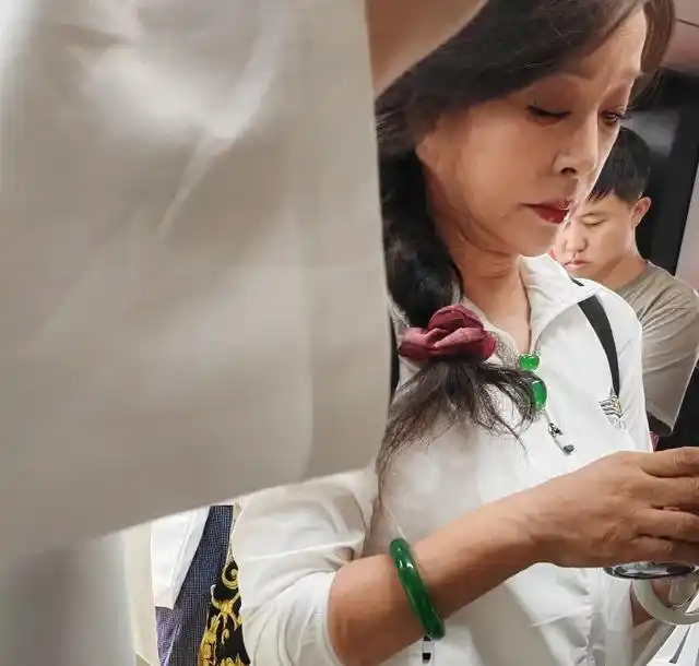 75岁刘晓庆现身北京，穿短裤戴翡翠惹争议，老了就不能露腿吗 