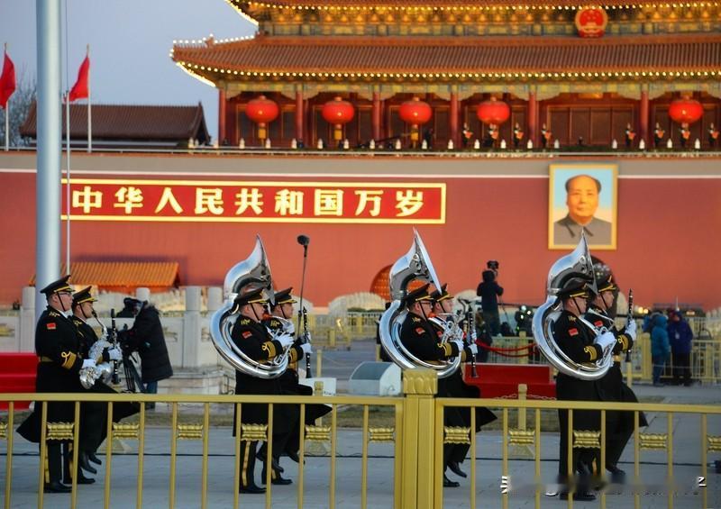 去天安门看升国旗，那感受简直无法用言语形容。国庆那次，广场人山人海，大家都怀着激