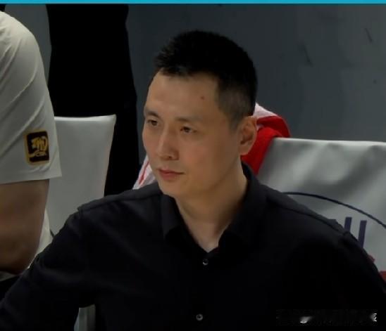 CBA季后赛半决赛的第三场争夺，上海久事在北京北汽的主场首节就26:15领先11