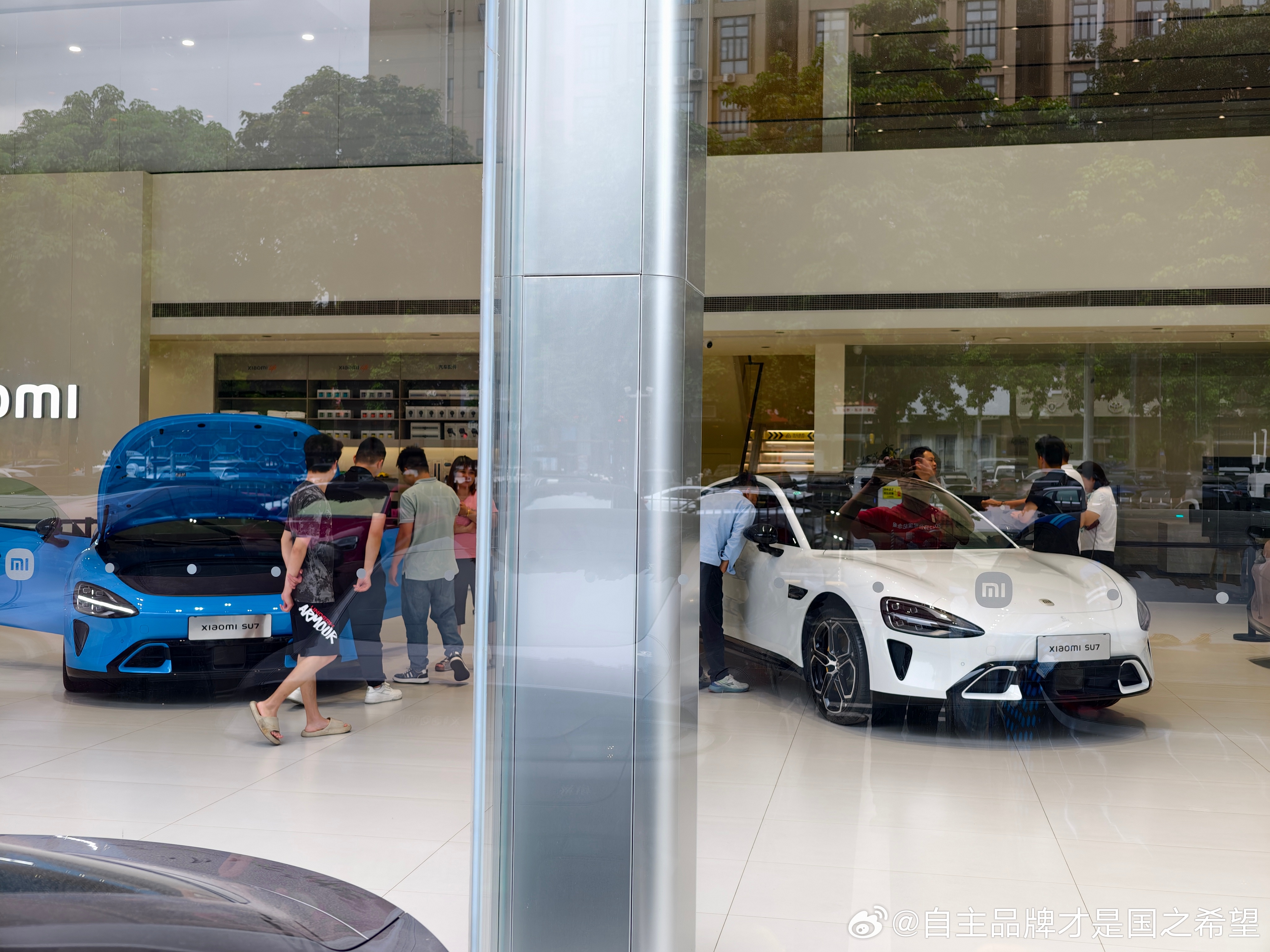 路过小米店进去看了一下虽然是工作日 但是人很多整车质感确实很好，有高级感和几个看