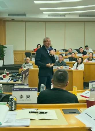 华为退休老将转身清北教授33年华为履历入校讲AI创新徐文伟，华为海思创始总裁，低