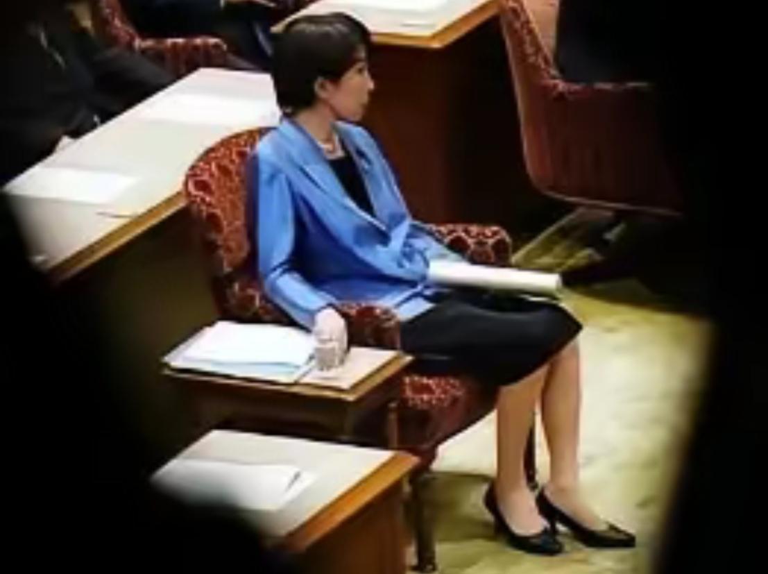 在解散日本众议院时，高市早苗一个人坐在椅子上目视前方，给人孤单落寞的感觉，也许此