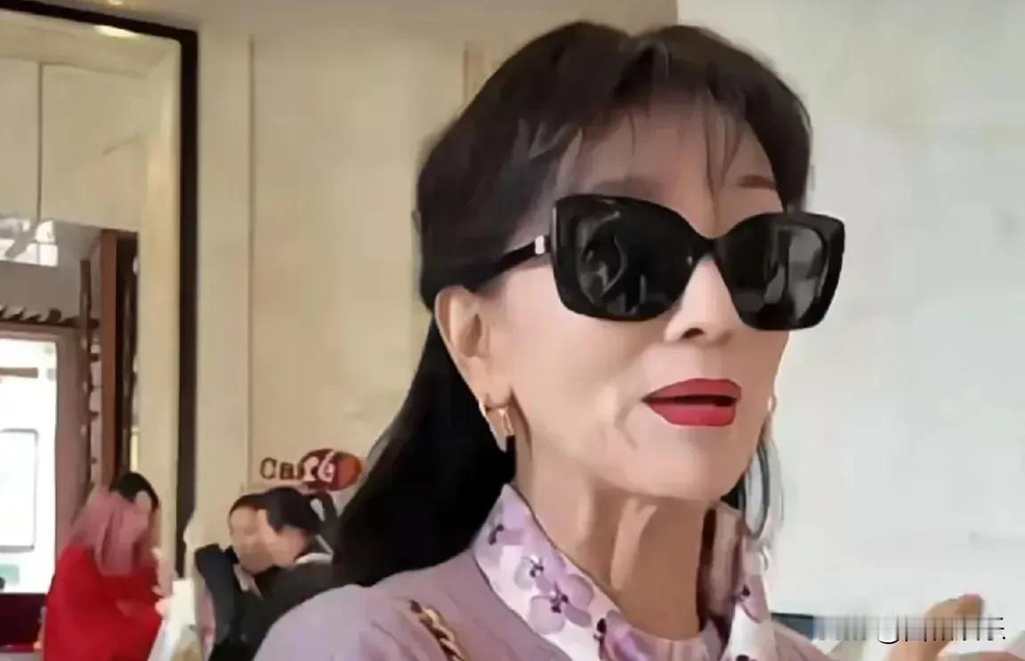 四和娱乐:关键
偶遇赵雅芝，真实状态引发热议

近日，有网友在机场偶遇了知名女星