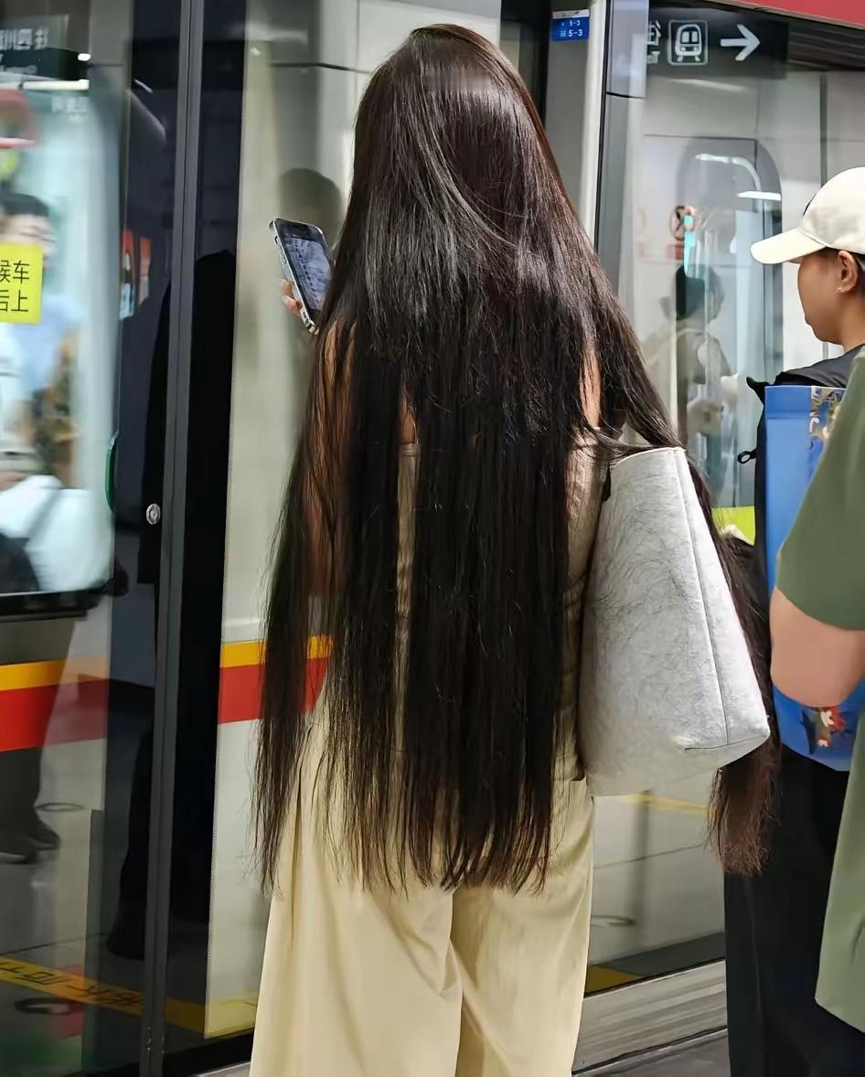 地铁里的“长发暴击”！这发量+长度，是把“氛围感buff”拉满了吧~（好奇这头发