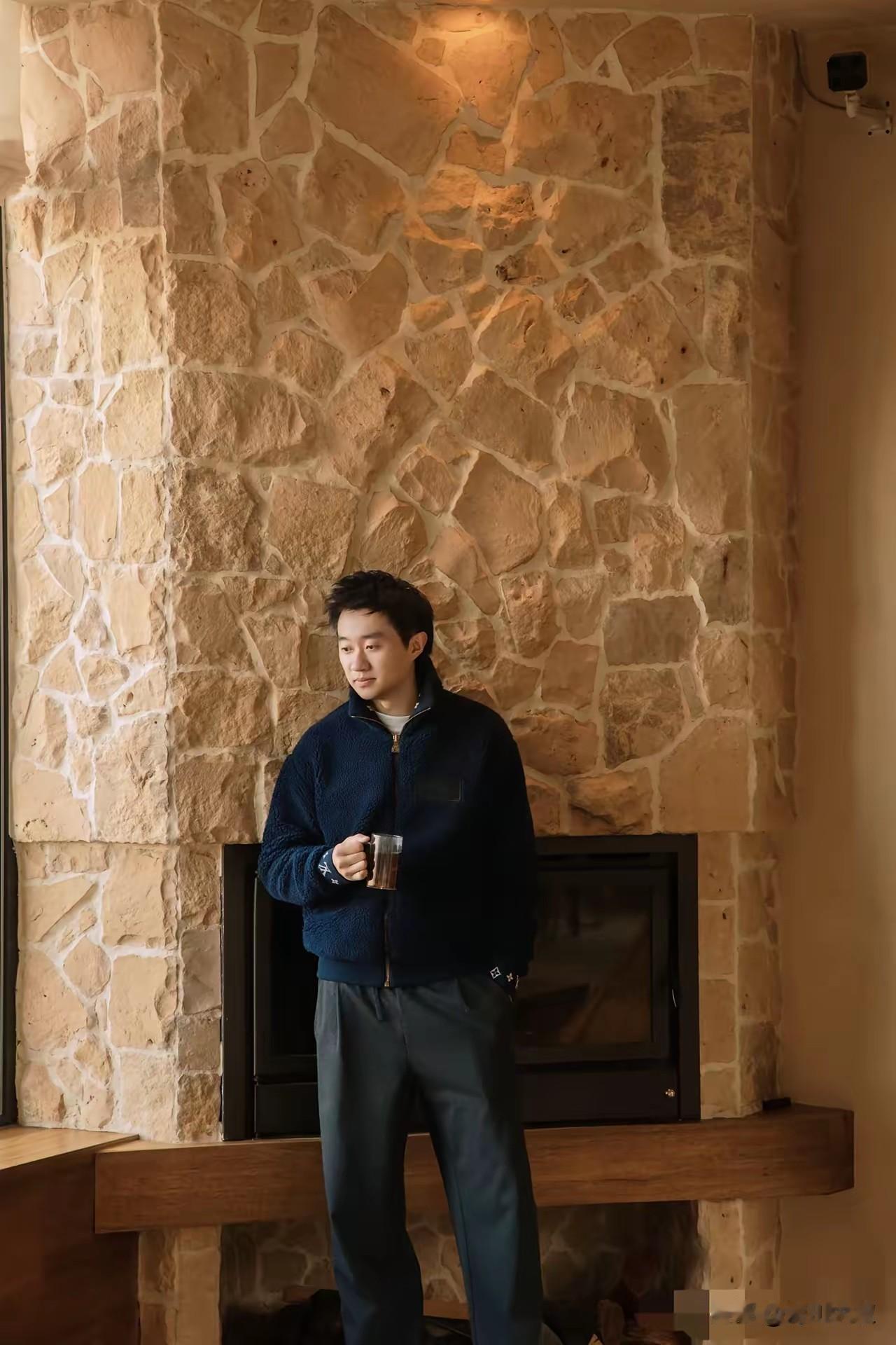 看来赵子豪醒酒了，看到自己喝醉后拍的黑猫系列，自己也知道出洋相了！

赶紧拍了一