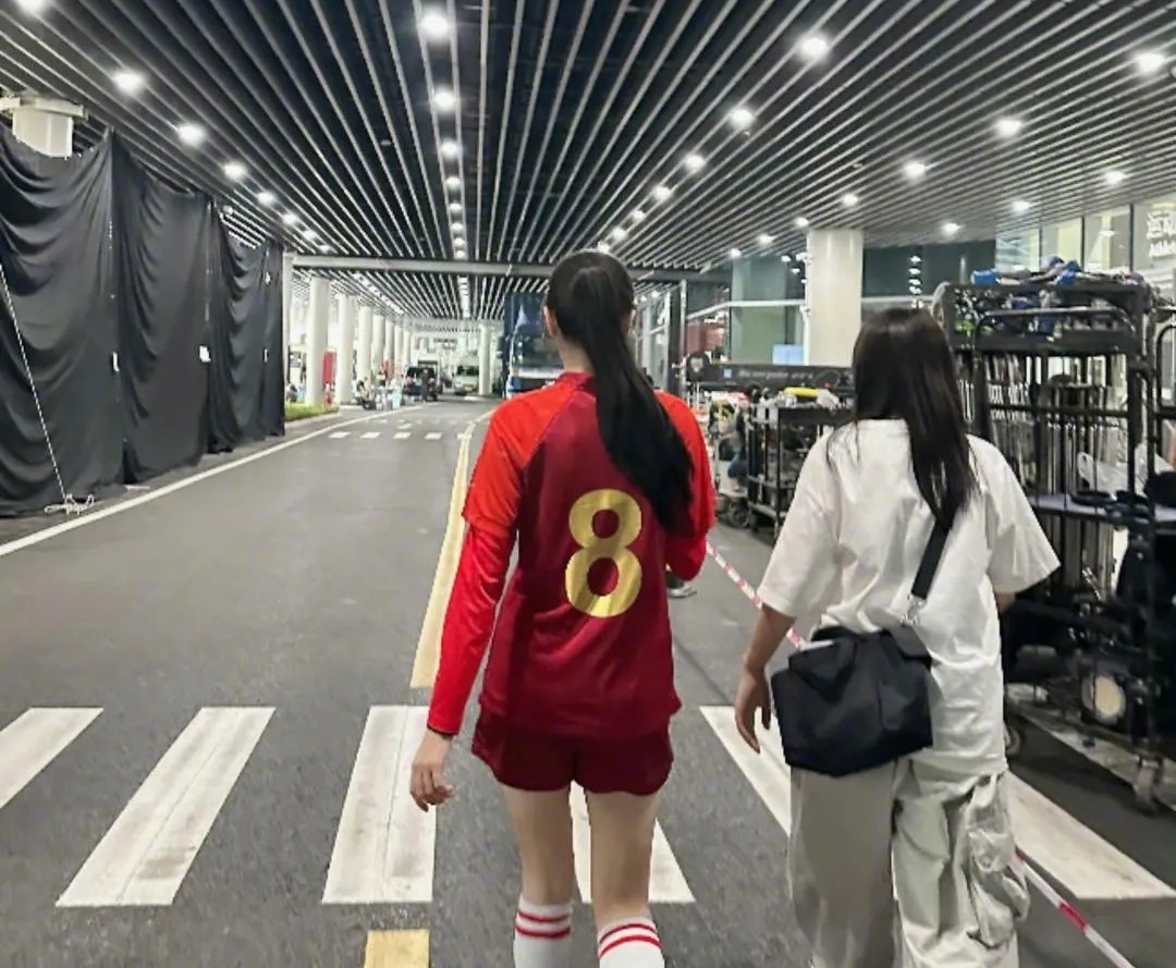 迪丽热巴现在走路一步三摇了 迪丽热巴现在走路一步三摇了 