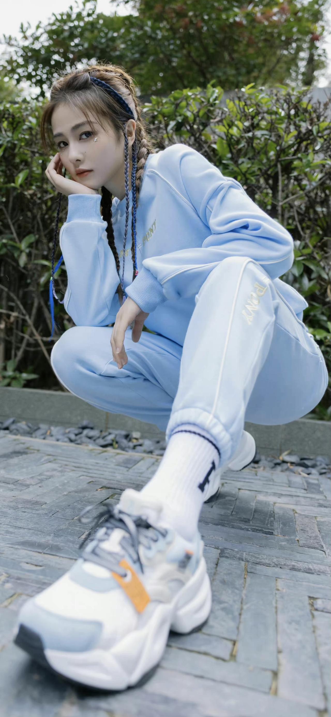 美女壁纸-第5887期-白鹿