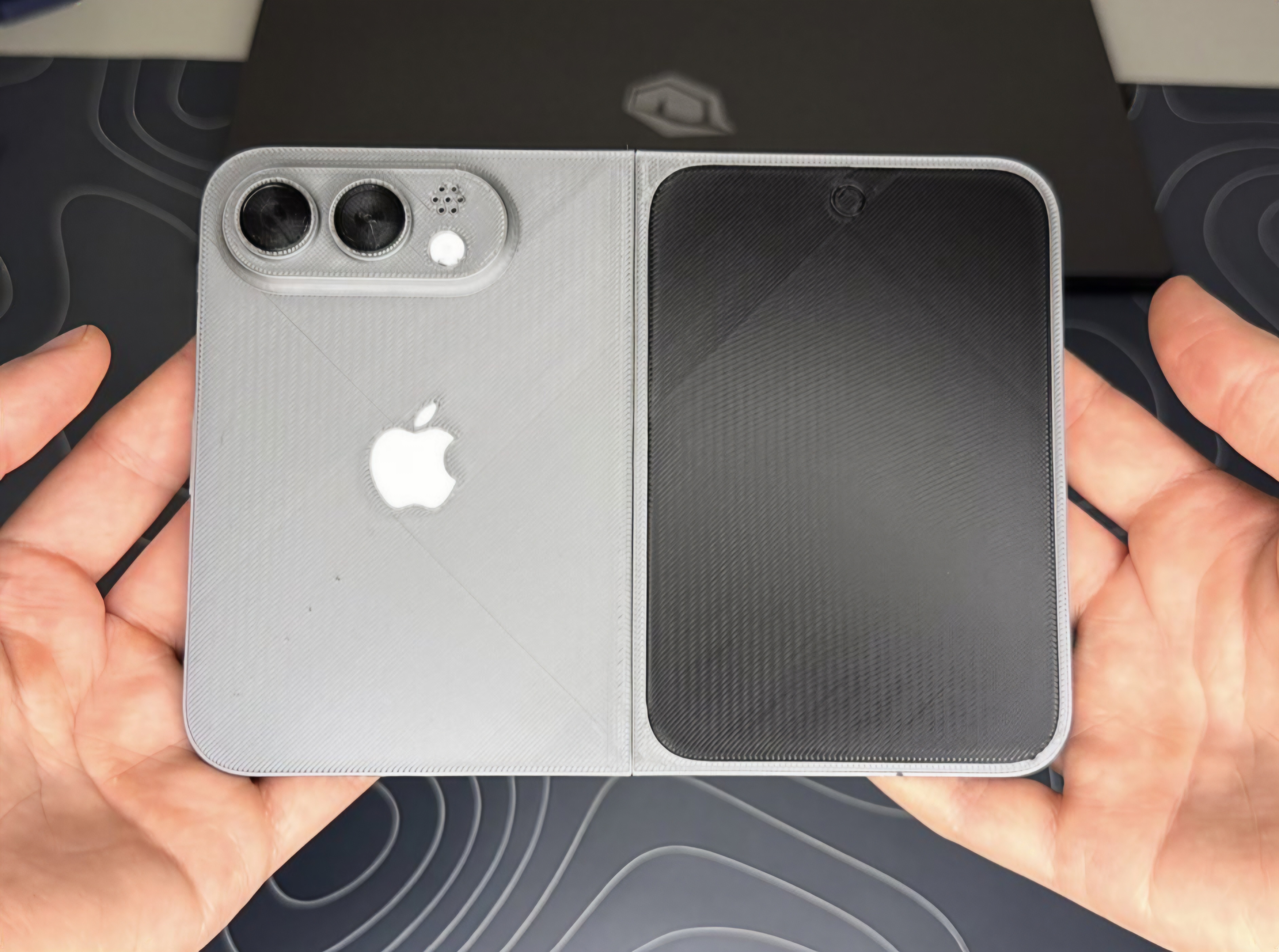 折叠屏iPhone外观实锤目前已知的三个阔折叠的图都出来了。华为的、苹果的、三星