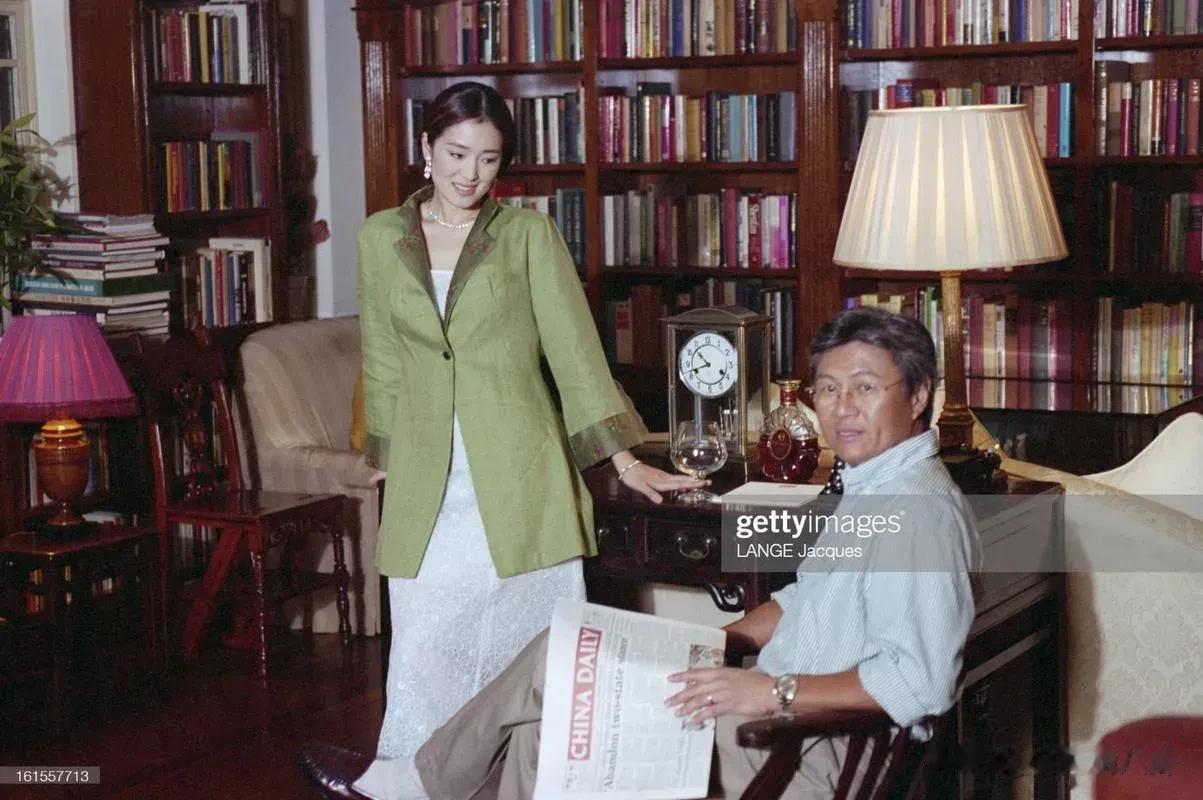 巩俐和前夫黄和祥的合照。这张照片让我清晰地看到了巩俐的美。