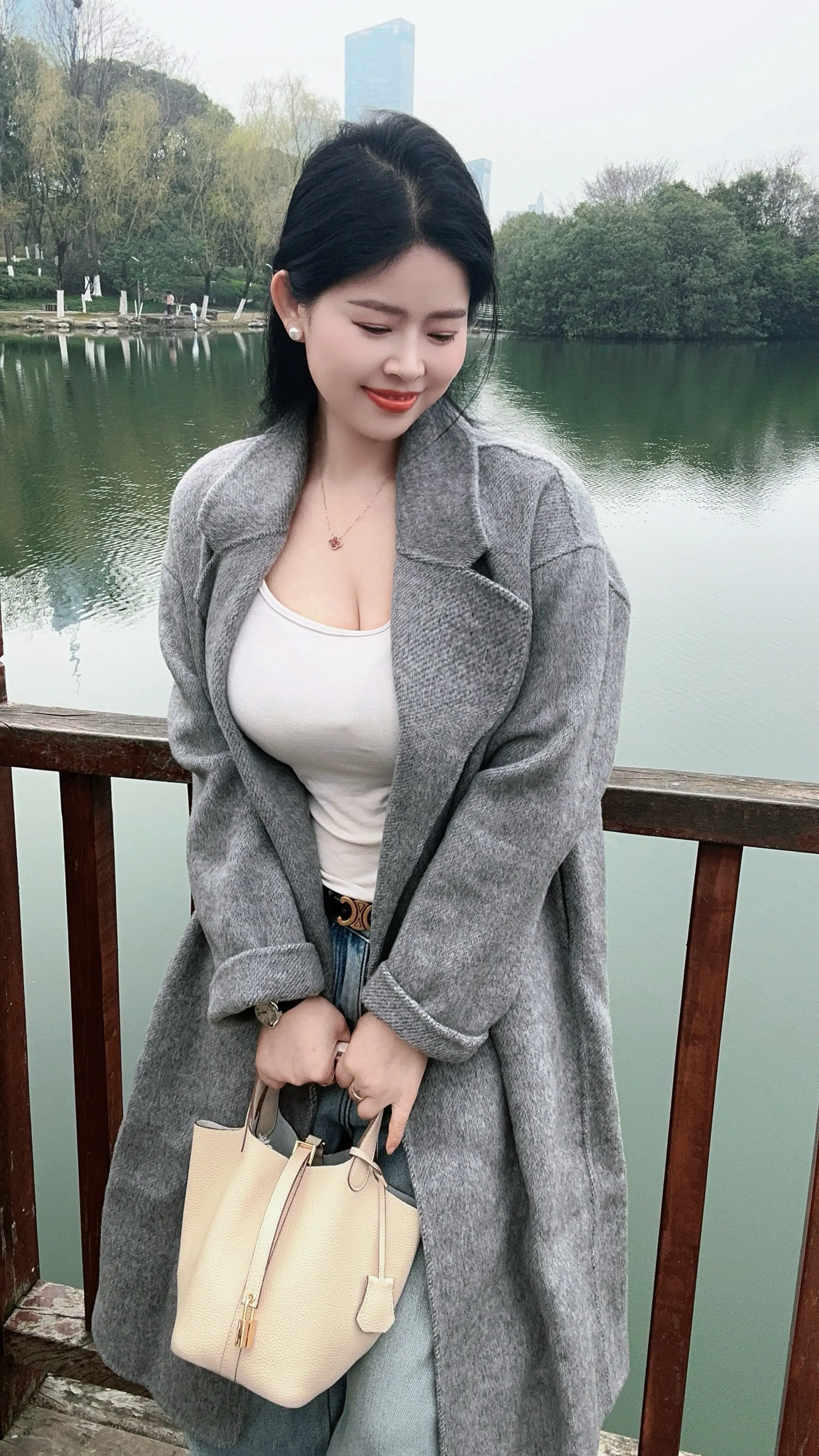 是那夜的芬芳  还是你的发香.