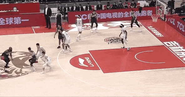陈盈骏与德尔福相撞膝盖受伤，被搀扶离场…#CBA# ​​​