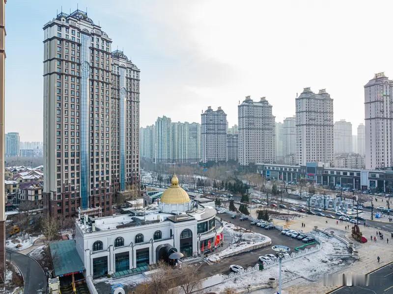 哈尔滨楼市：

在哈尔滨核心的道里区，品质新房单价依旧能卖到8000-10000