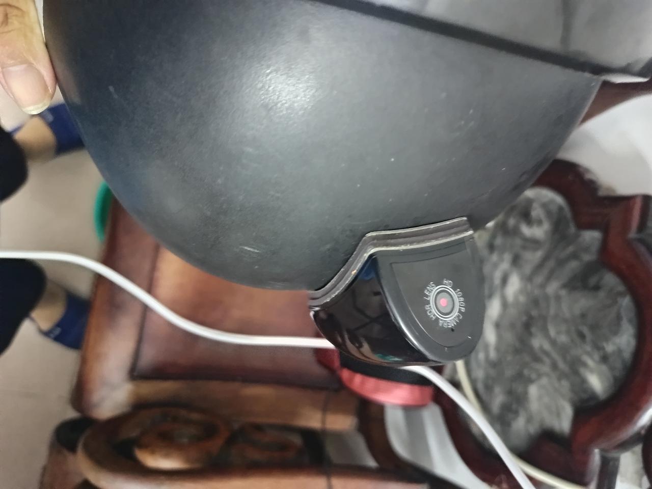 你敢相信吗？
我今天在网上买了一个行车记录仪
放到头盔上面