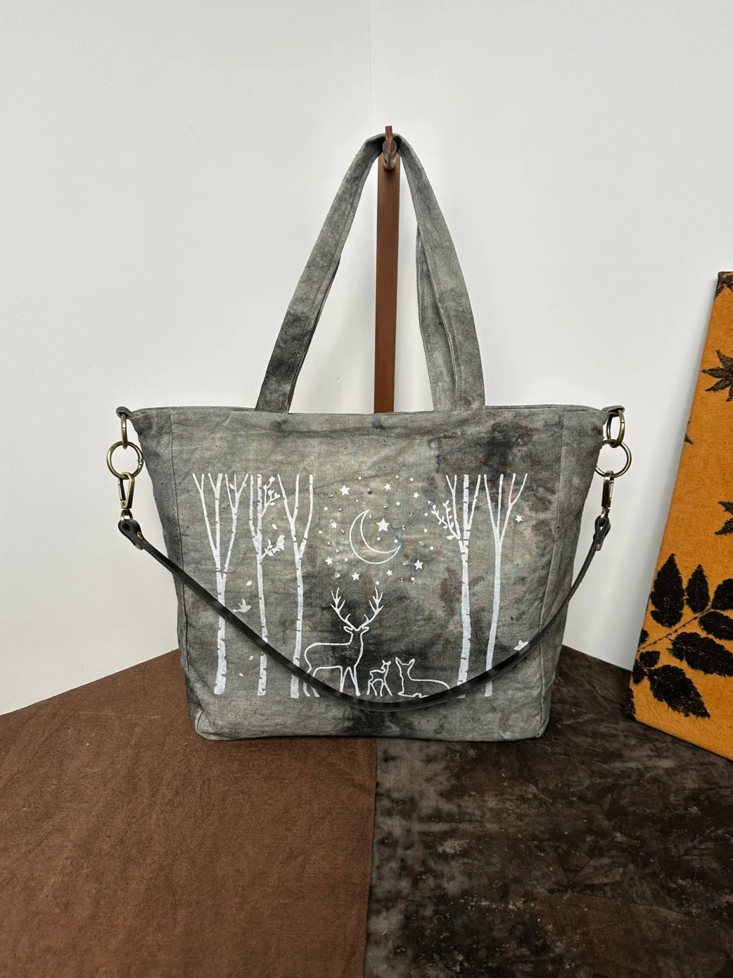 被闺蜜追着要链接的包！灰调底色 + 极简线条的森林夜景，像把晚风与星光都装了进去