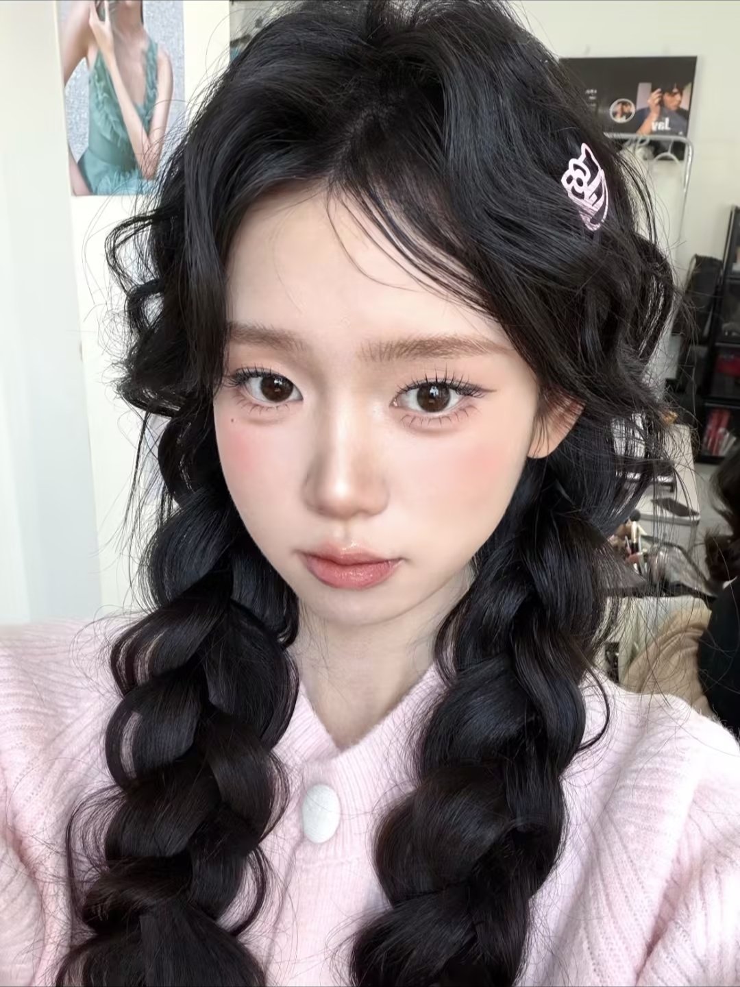 少女心大爆发妆，底妆轻薄服帖为先，均匀推开粉底液，遮瑕点涂遮盖瑕疵，轻压定妆粉，