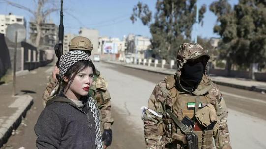 朱拉尼的叙利亚新军队穿插包围，竟然抓住了一名不到15岁的库尔德女性狙击手！这名不