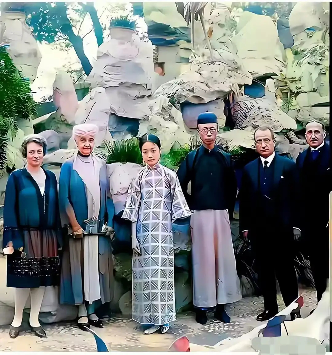 1922年，婉容和溥仪婚后同几位外国友人在颐和园中的一张罕见留影 