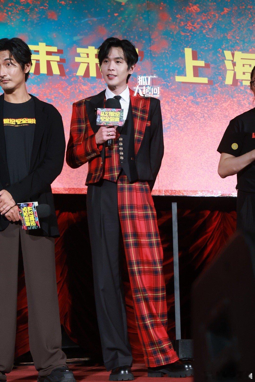 #张若昀 人尴尬的时候会假装很忙#看到张若昀被观众公开宣读他以前的文艺语录，也是