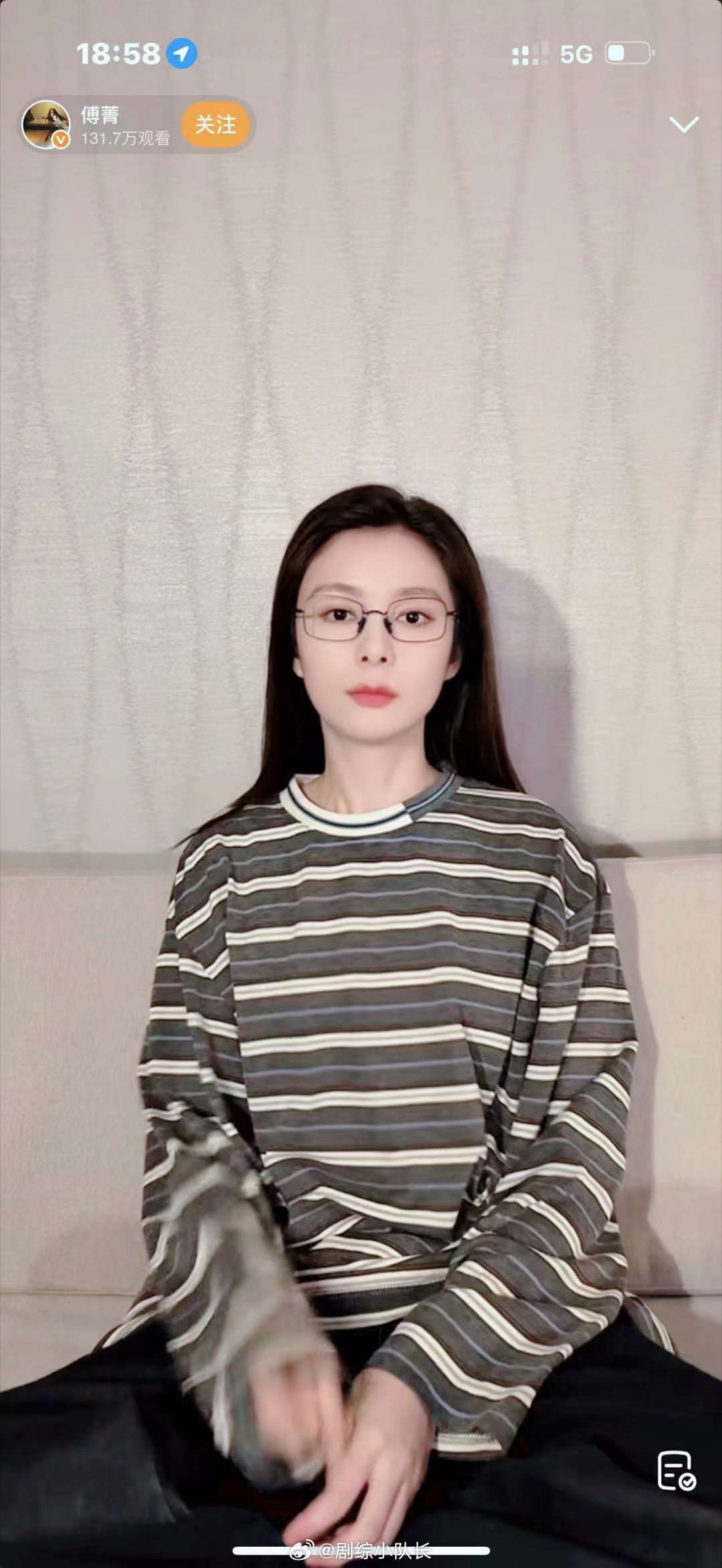 想看最松弛的追剧方式吗？ 来她化着妆，陪着看《樊笼》，她演庄无疚，你看她演庄无疚