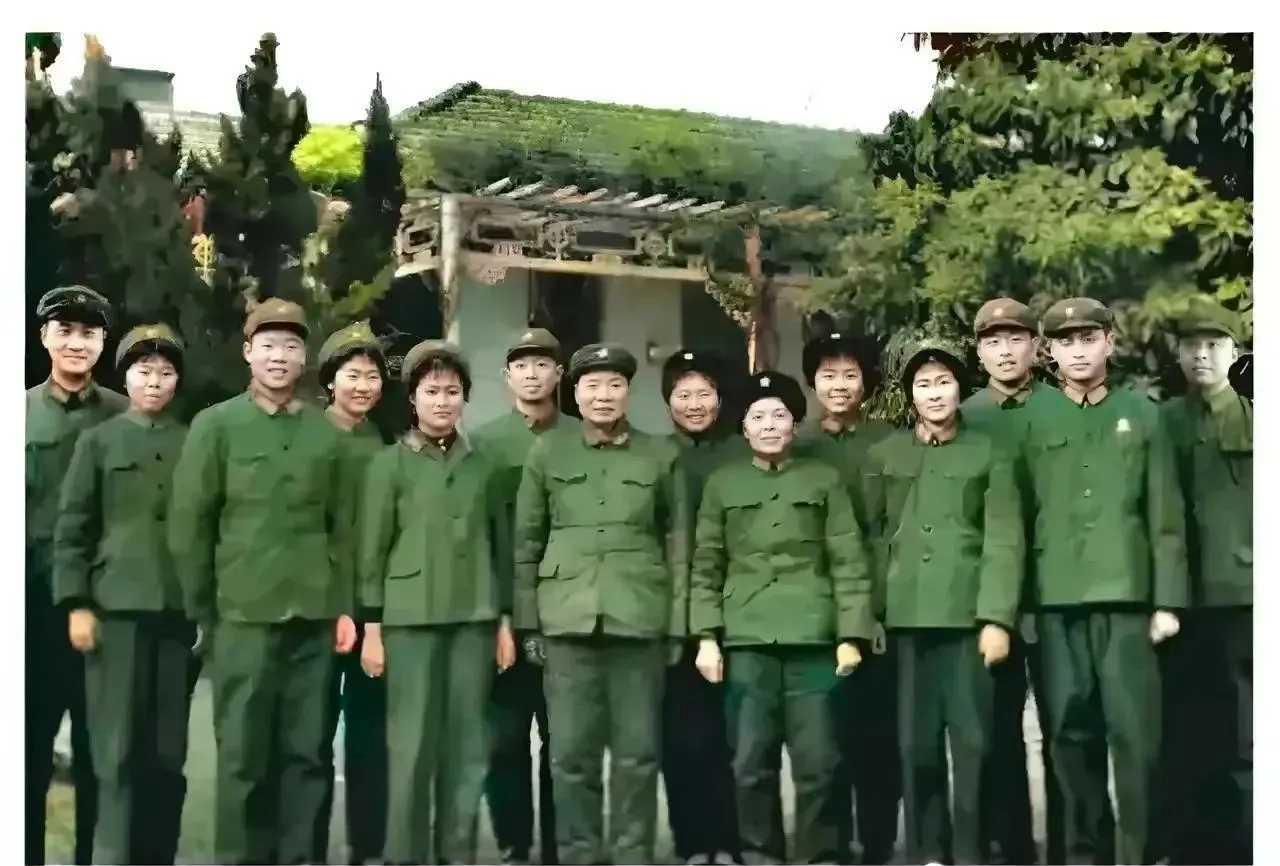 这不是剧照！这是一张真实的军人世家全家福，能一眼认出照片中这位老人的，绝对是熟知