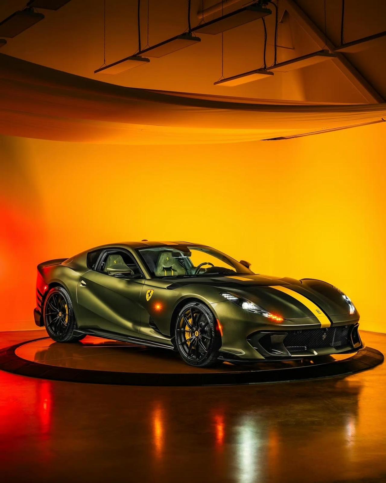 定制版812 Competizione。

这款812 Competizione