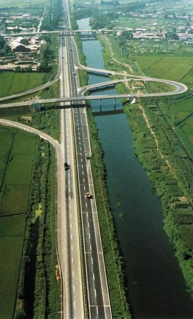 1990年8月20日 中国第一条高速公路“沈大高速”正式全线建成开放通车。

沈