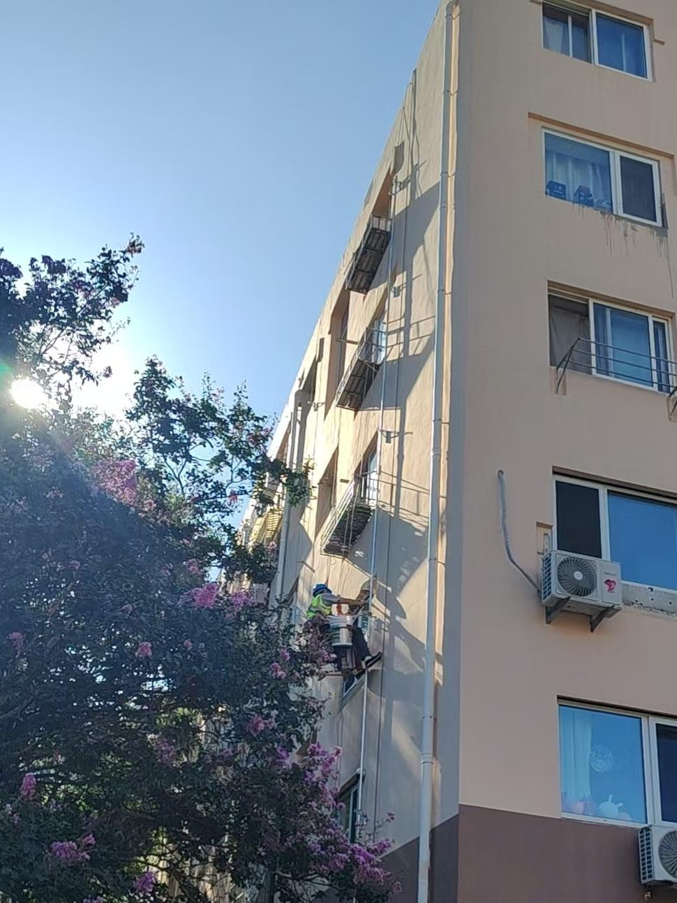 俺们家住的是老旧小区，家里边的燃气管道当初都是安装在家里边的。
为了居民的安全着