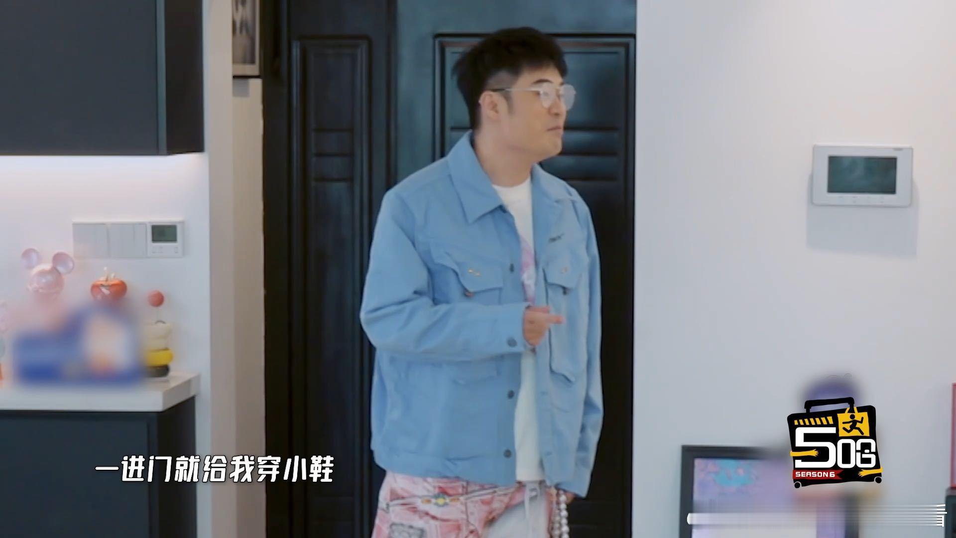 王勉给陈赫硬穿小鞋 陈赫的脚多大？王勉的鞋多小？这不匹配的穿鞋现场看得我脚趾头跟