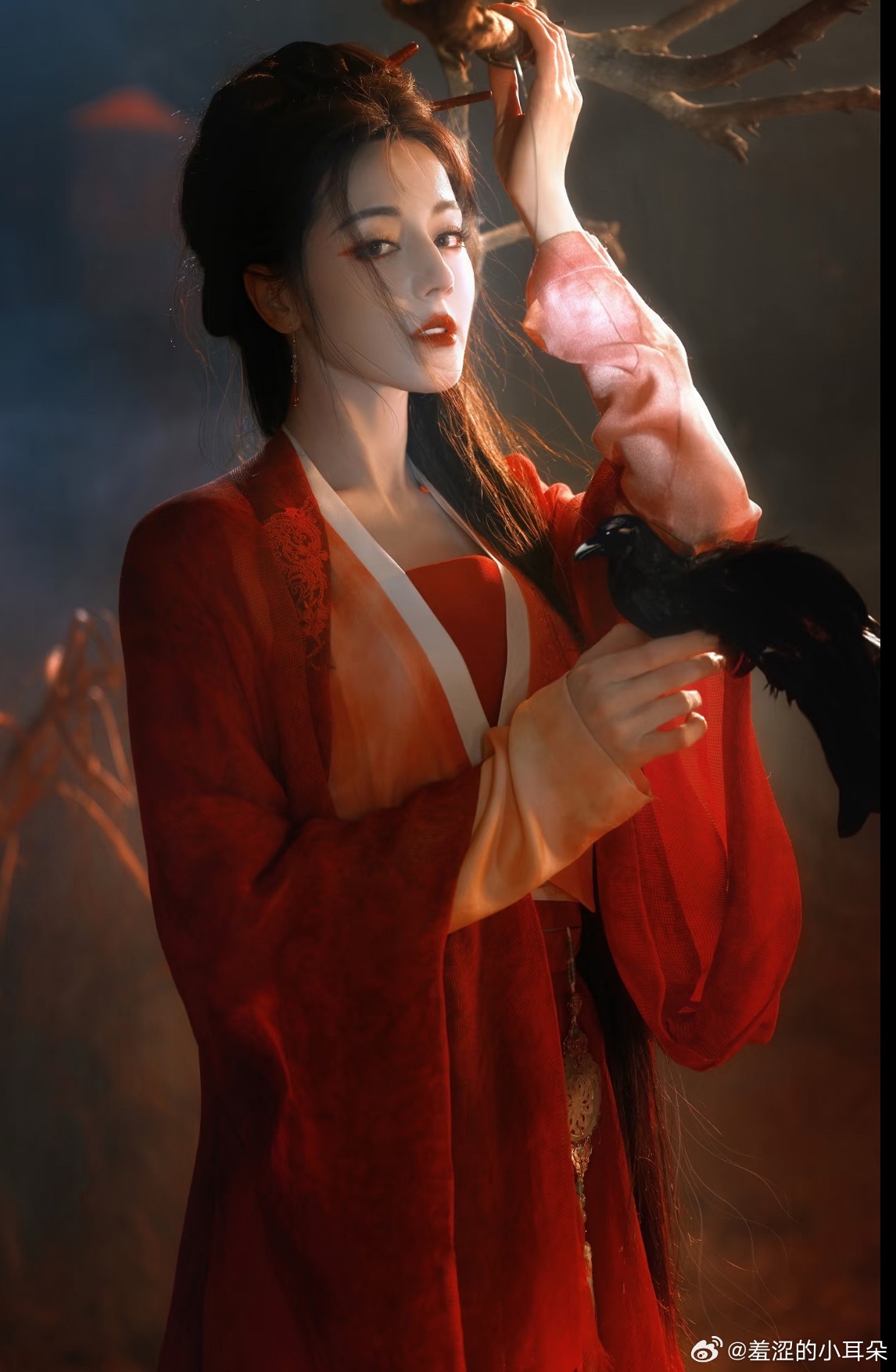 白日提灯这套红衣造型随便拍都是浓浓的古早女鬼味儿 