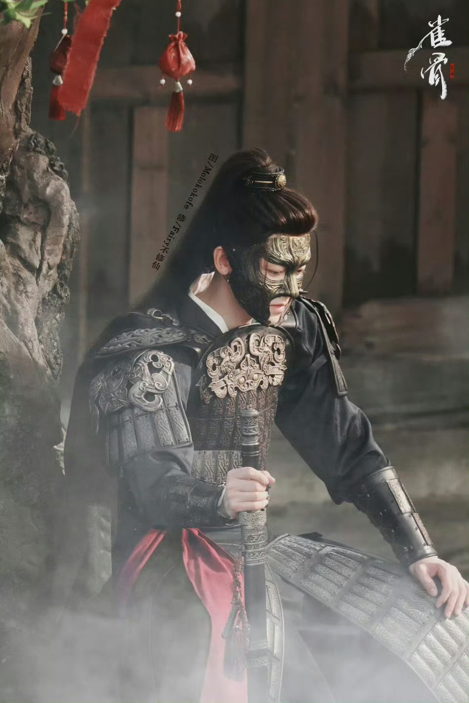 侯明昊雀骨路透 谁被侯明昊萧无衣的面具戳中了？云纹面具遮面，泪珠沿边缘滑落砸在石