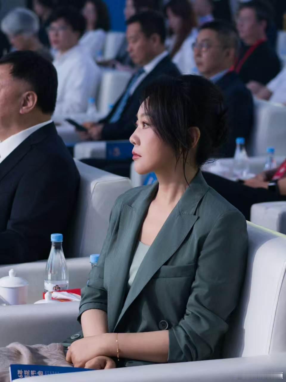 闫妮吹海风从经典角色到行业导师，闫妮一步一个脚印。亮相金鸡百花，状态在线，心态通