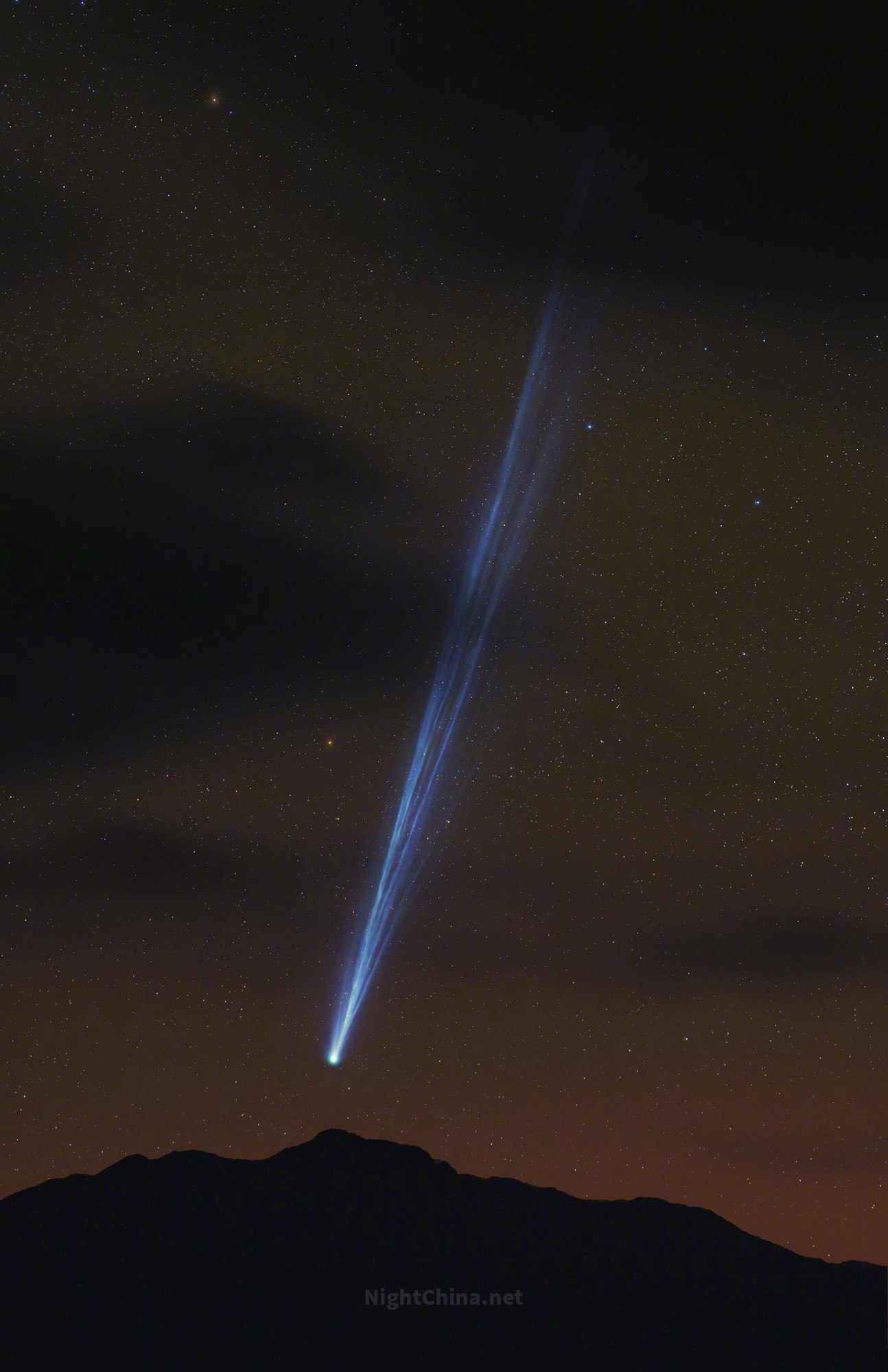 有些东西从极远处来，不为任何人，只是沿着自己的轨迹运行。编号C/2025 R3的