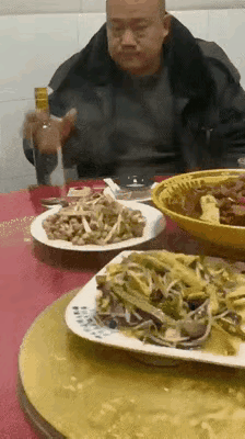 看了大哥这行云流水的操作，这么多年的酒白喝了，抓紧回家练了。[捂脸][捂脸][捂