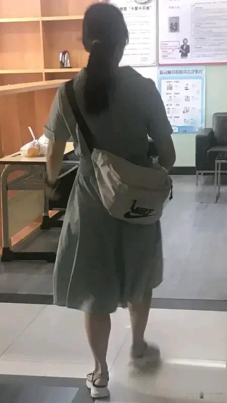 女子选车牌摇到豹子号苏A0000A 2026年初，南京的沈女士为新车选号，竟摇到