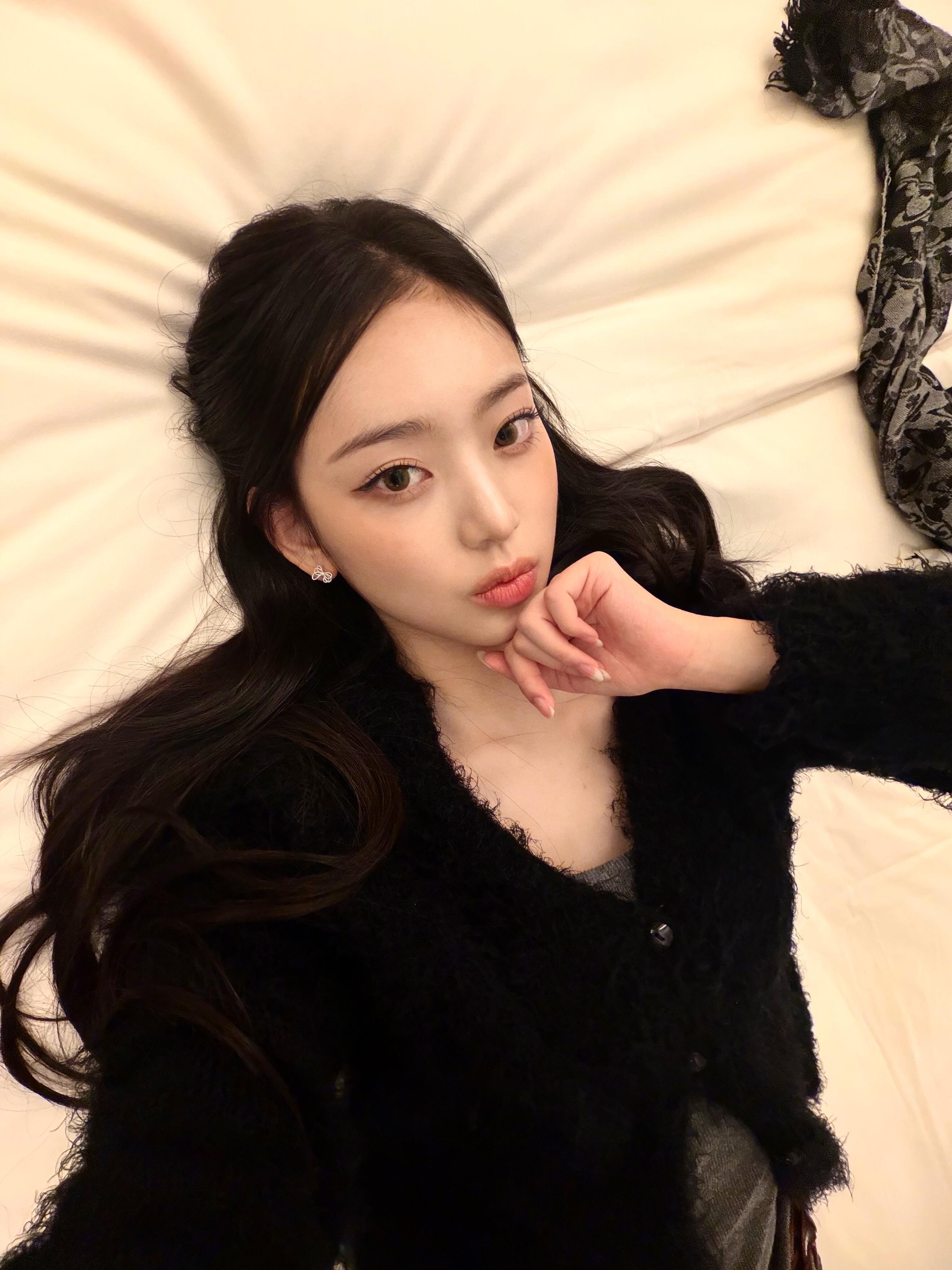 天赐我躺下也这么尖的小v脸….💕（李修旻 ​​​