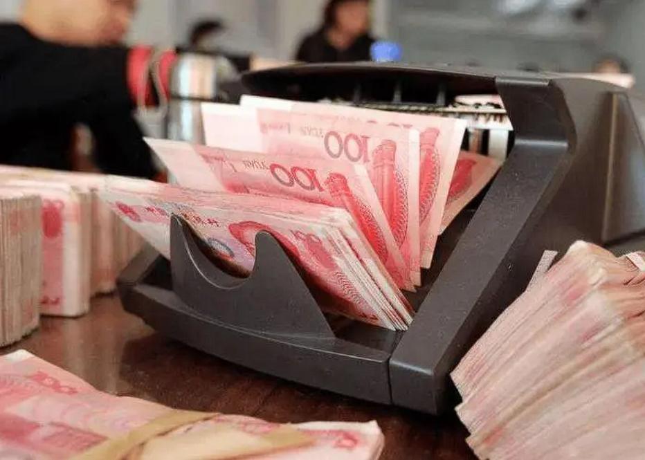 “银行再次刷新三观！”吉林长春，一名男子陪着70多岁的母亲到银行取已故父亲的几千