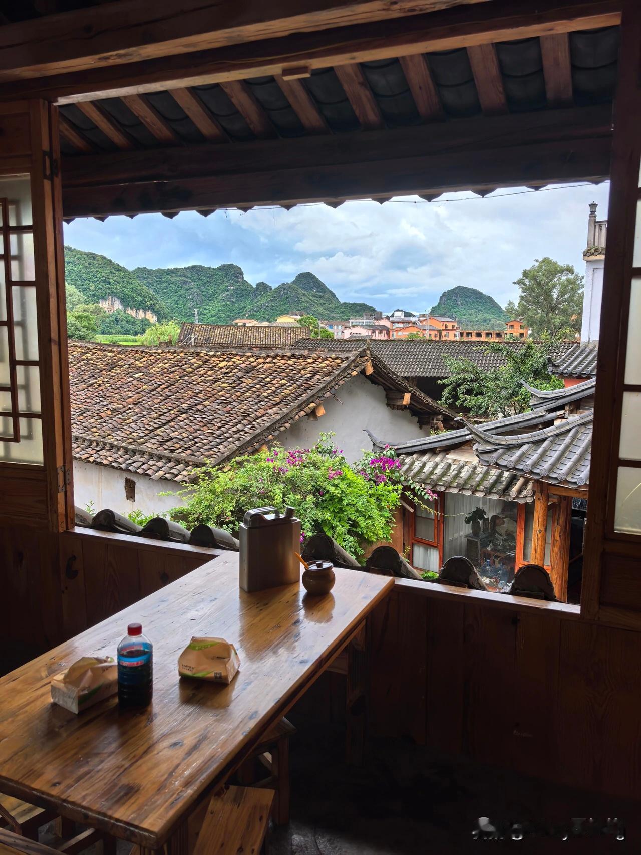 上联：推窗听雨落，诚邀请下联开门迎宾至。