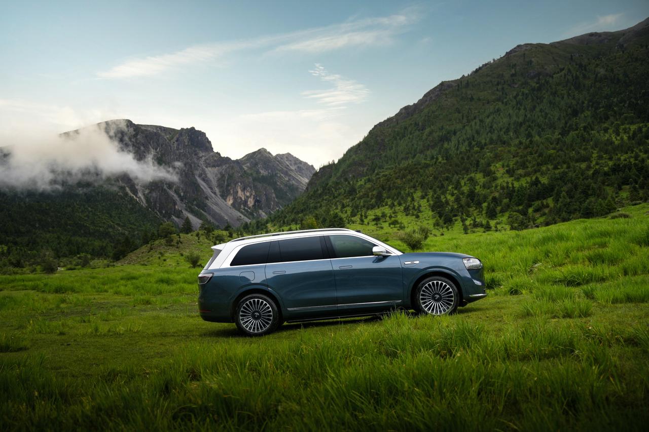 问界M9与传统豪华车，两种时代的价值对话
如果将传统豪华车比作“精工打造的机械艺