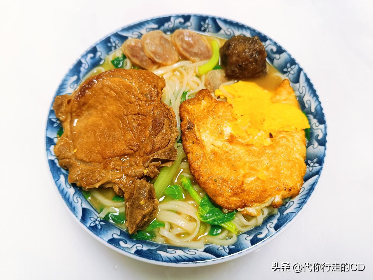 昨天剩的一块大排，煎一颗荷包蛋，放一把嫩菜苔。
一个苦逼男人的独当一“面”!
带