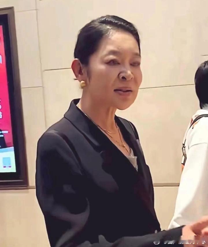 倪萍医美后变化大，初看惊艳，后显不自然，特别是眼嘴部位 