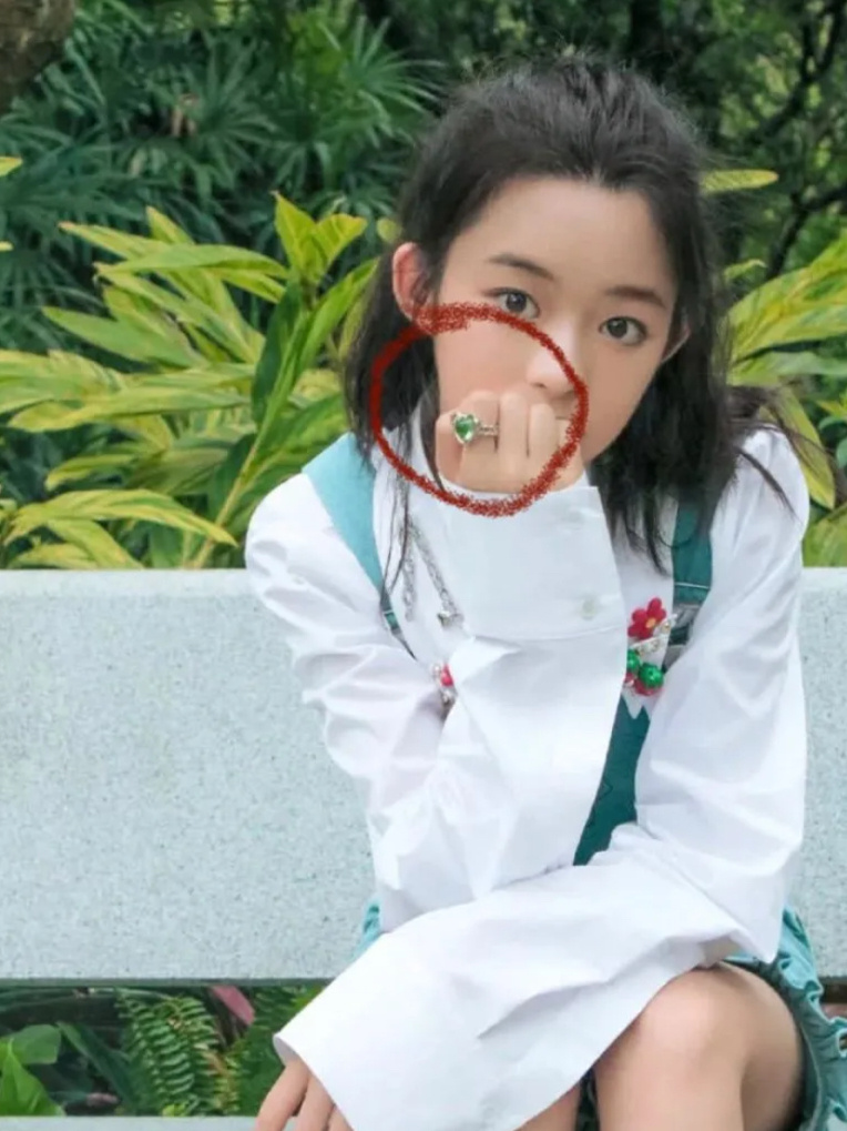 我服了合着从小都？？？这可扒的细节太多了啊 每一件看着都贵贵的… ​​​