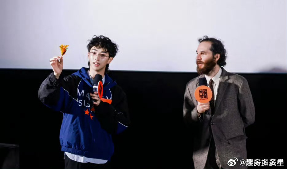 甜茶恩利同框被恩利的主持实力圈粉了！和甜茶同框超有氛围感，英文流利自然，控场反应