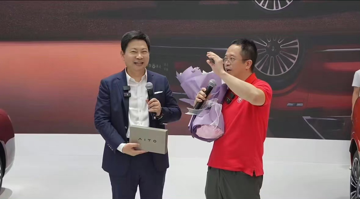 #周鸿祎收到50多年最好六一节礼物#余承东在珠港澳车展给周鸿祎交付问界M9，周鸿