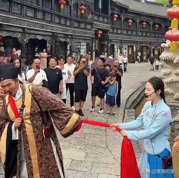 大衣哥这次算是看清了，人红是非多真不是瞎扯。在台儿庄唱红歌也能被举报，这届网友操