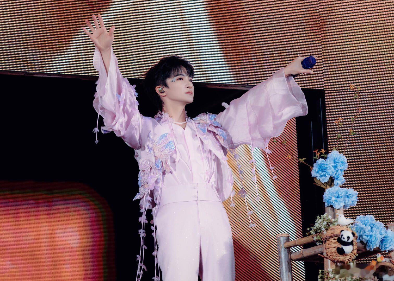 合肥演唱会上周深的反应太真实了！扇完自己还掐几下，就想确认舞台和粉丝的陪伴是现实