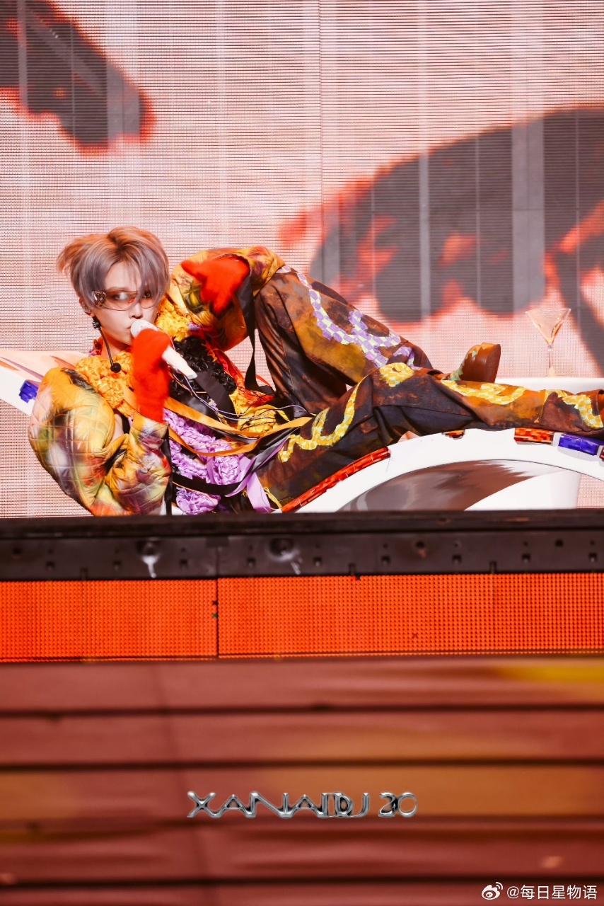 刘雨昕上台忘记带美瞳 苏州场直播聊天环节，说自己上台前忘了要戴美瞳这回事。整场那