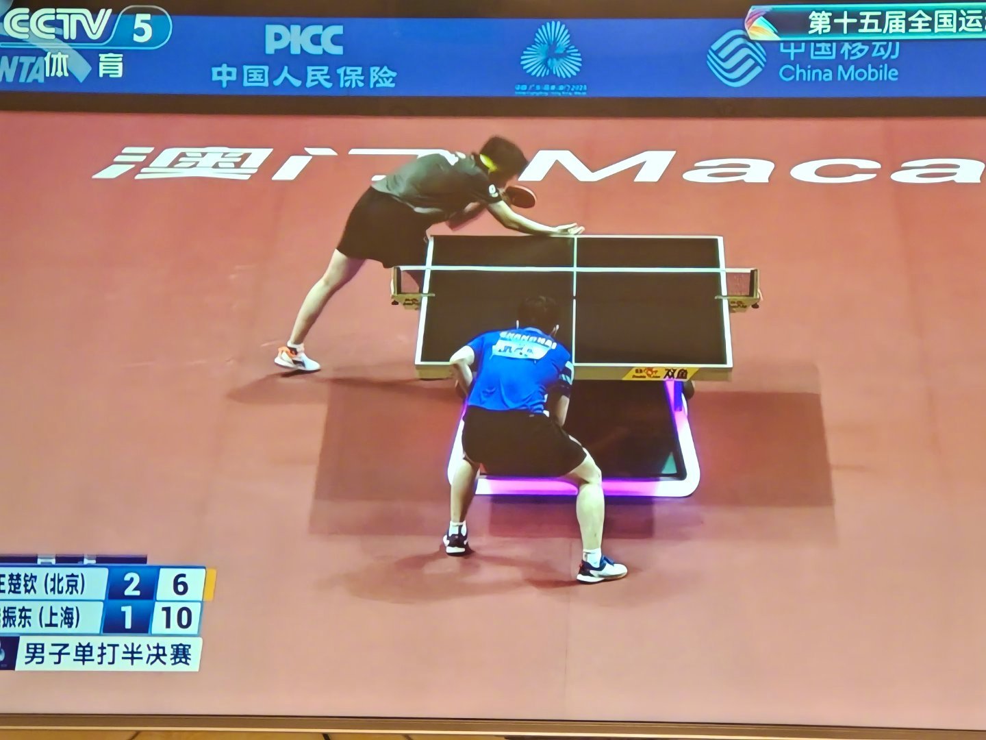 看得窒息。两人大比分打成2:2，都出去换球衣了。 