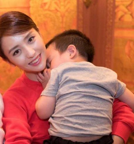 离婚4年，他俩把“前任”活成了同事。
没有复合，没有撕逼，却把娃养得比很多完整家